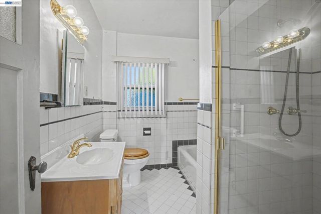 2972 El Monte Ave, Oakland, CA 94605