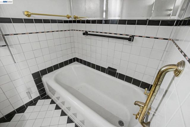 2972 El Monte Ave, Oakland, CA 94605