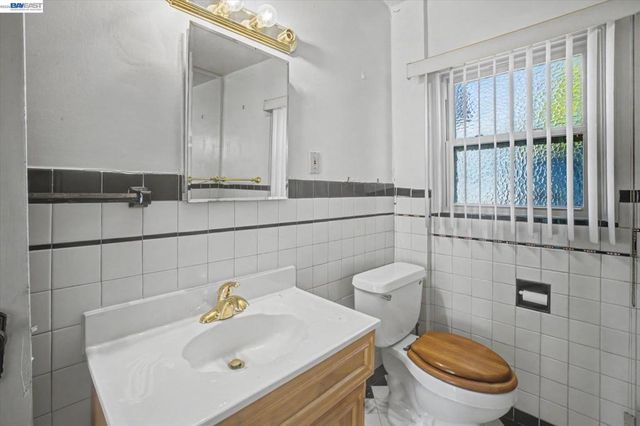 2972 El Monte Ave, Oakland, CA 94605