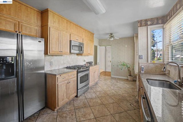 2972 El Monte Ave, Oakland, CA 94605