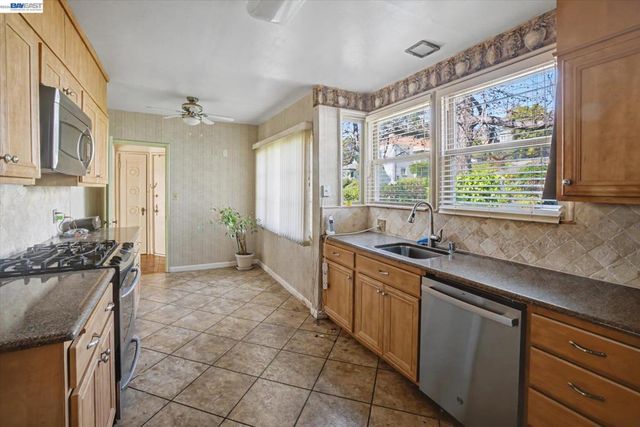 2972 El Monte Ave, Oakland, CA 94605