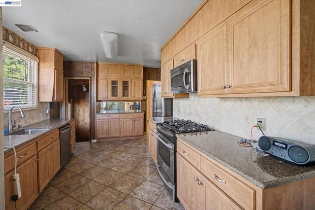 2972 El Monte Ave, Oakland, CA 94605