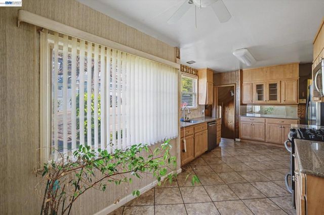 2972 El Monte Ave, Oakland, CA 94605