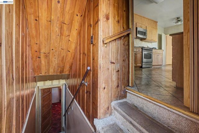 2972 El Monte Ave, Oakland, CA 94605