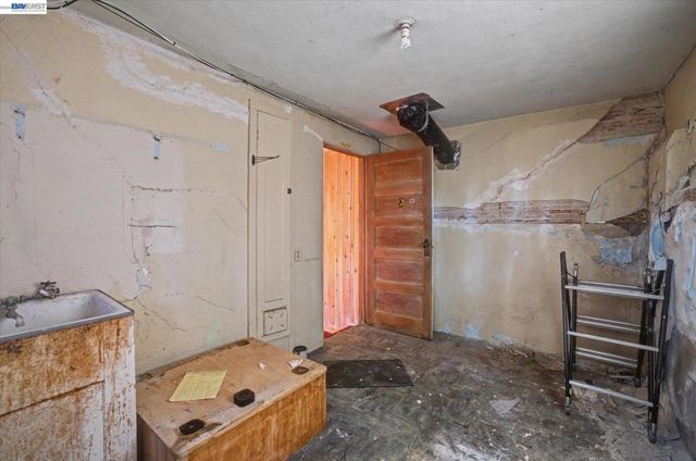 2972 El Monte Ave, Oakland, CA 94605