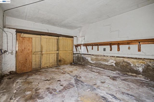 2972 El Monte Ave, Oakland, CA 94605