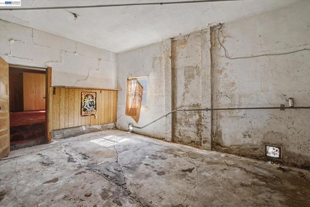 2972 El Monte Ave, Oakland, CA 94605