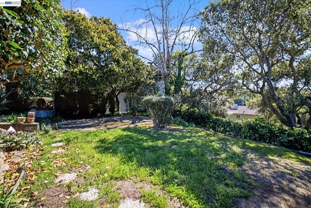 2972 El Monte Ave, Oakland, CA 94605