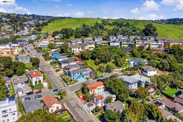 2972 El Monte Ave, Oakland, CA 94605