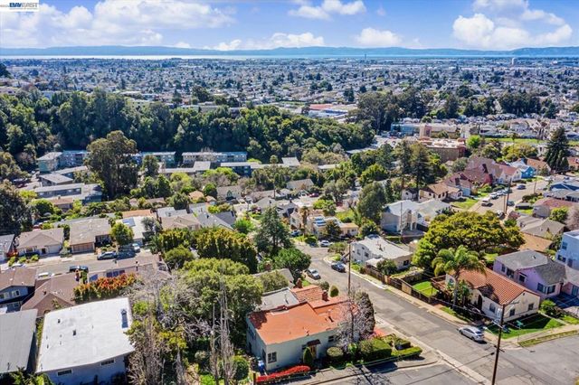 2972 El Monte Ave, Oakland, CA 94605