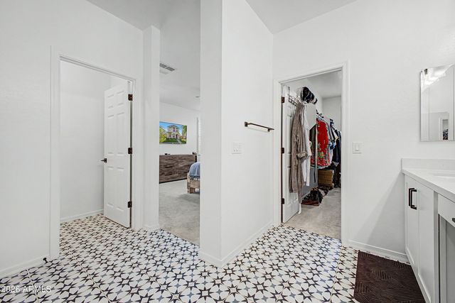 1993 W HIDE Trail, Phoenix, AZ 85085