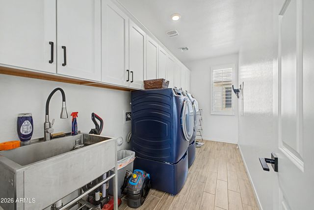 1993 W HIDE Trail, Phoenix, AZ 85085