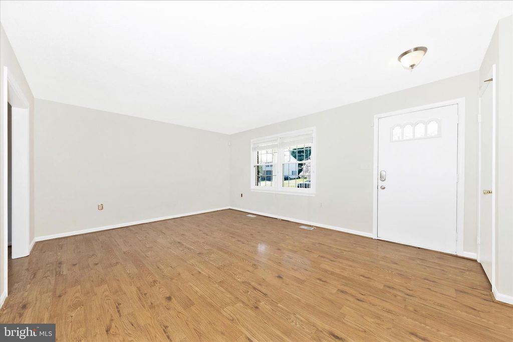 Image 3 of property listing at 8211 WINTER SNOW CT, Frederick, MD 21702