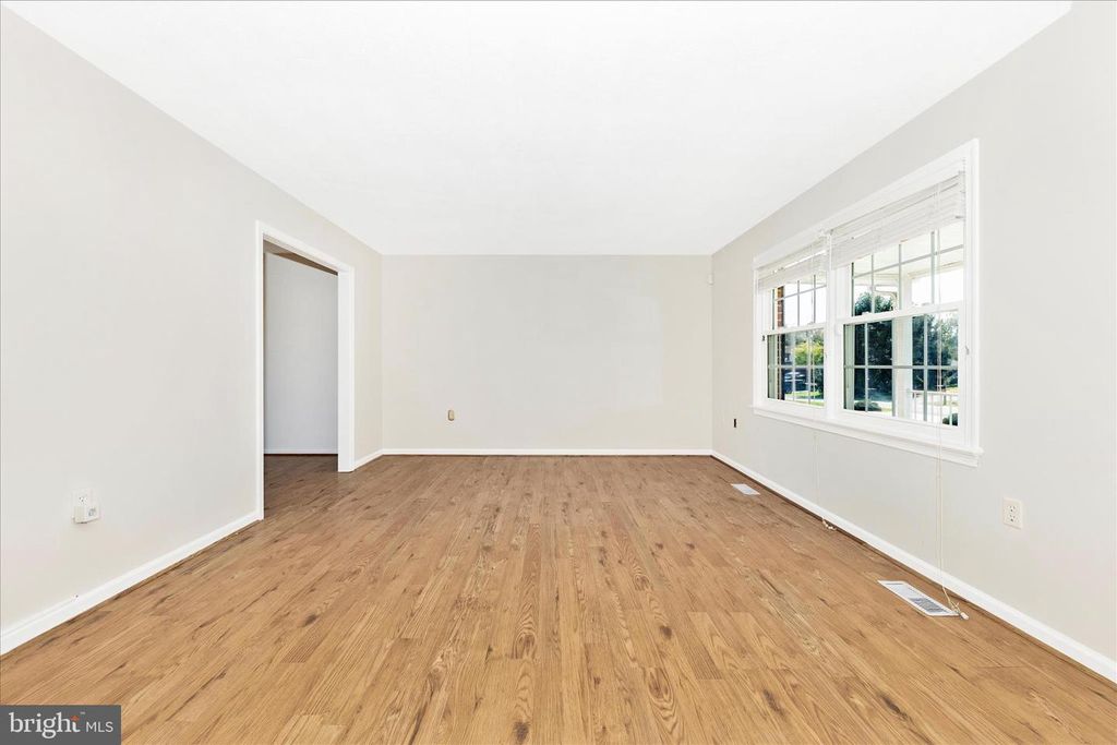 Image 4 of property listing at 8211 WINTER SNOW CT, Frederick, MD 21702