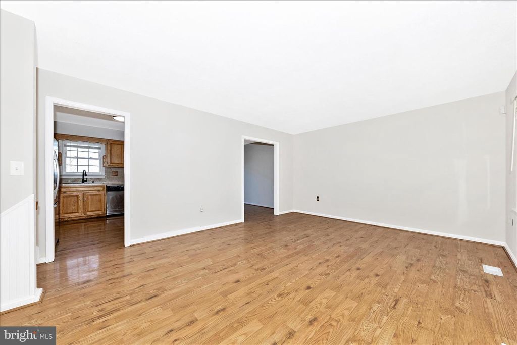 Image 5 of property listing at 8211 WINTER SNOW CT, Frederick, MD 21702