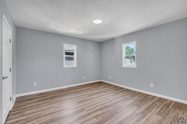 1315 SW 11th ST, Topeka, KS 66604