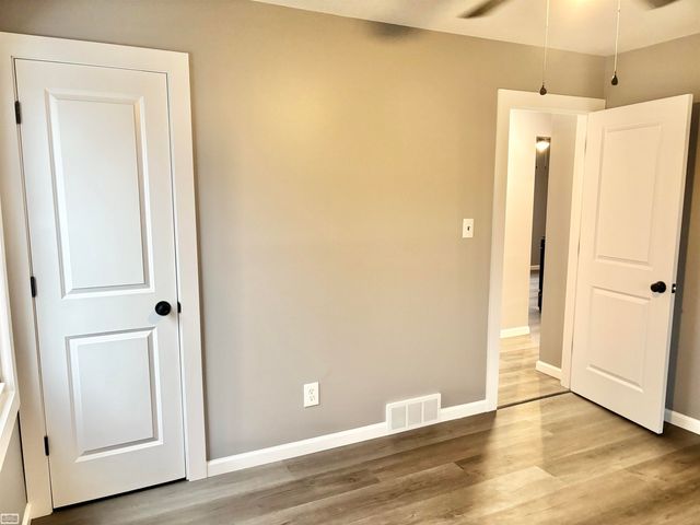 376 W Rowland Avenue, Madison Heights, MI 48071