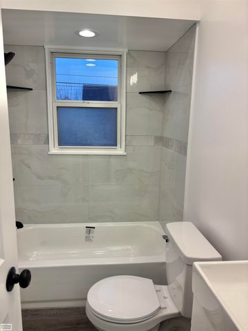 376 W Rowland Avenue, Madison Heights, MI 48071