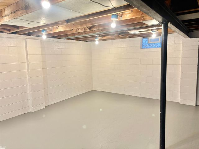 376 W Rowland Avenue, Madison Heights, MI 48071