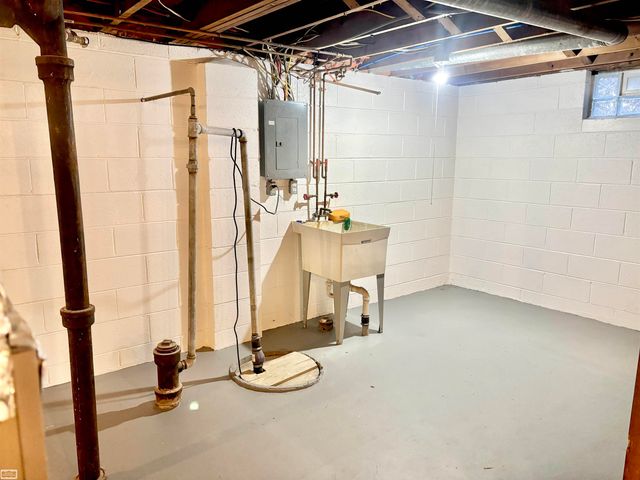 376 W Rowland Avenue, Madison Heights, MI 48071