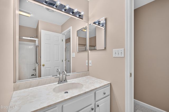 1200 Hillside Avenue APT 702, Niskayuna, NY 12309
