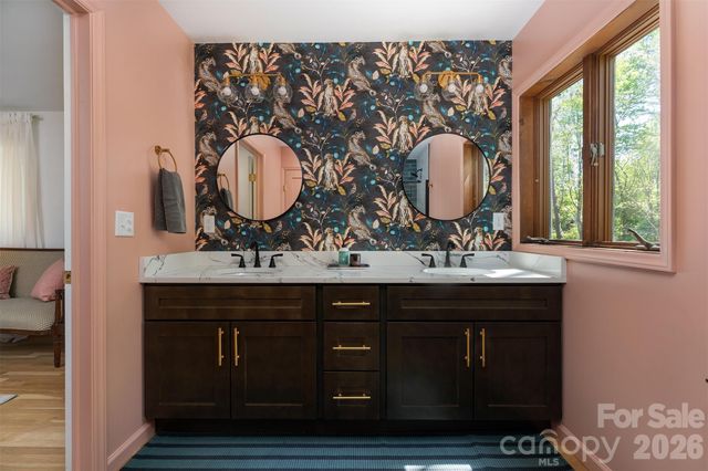 233 Bryant Ridge Drive, Swannanoa, NC 28778