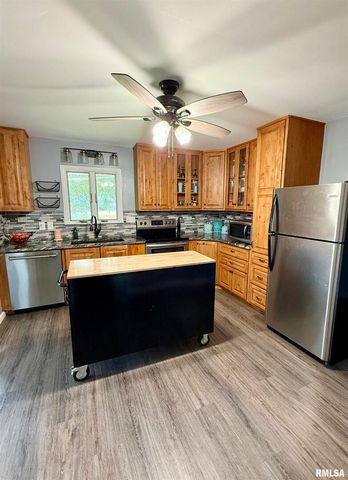 824 9TH Avenue, Fulton, IL 61252