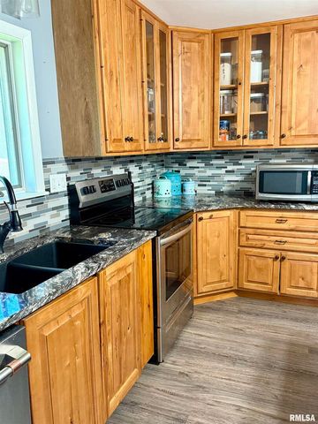 824 9TH Avenue, Fulton, IL 61252