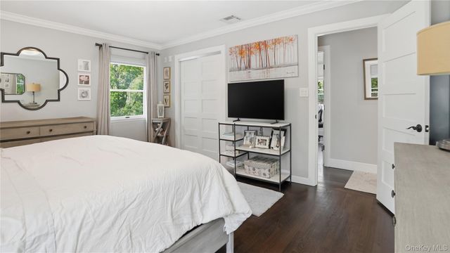 5 Canary Court, Huntington, NY 11743