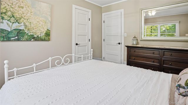 5 Canary Court, Huntington, NY 11743