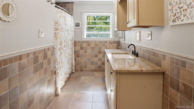 5 Canary Court, Huntington, NY 11743