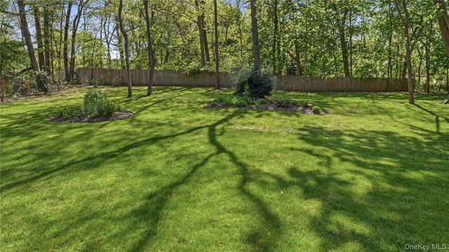 5 Canary Court, Huntington, NY 11743