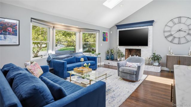 5 Canary Court, Huntington, NY 11743