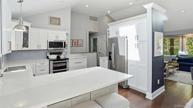 5 Canary Court, Huntington, NY 11743