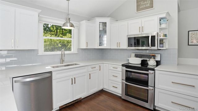 5 Canary Court, Huntington, NY 11743