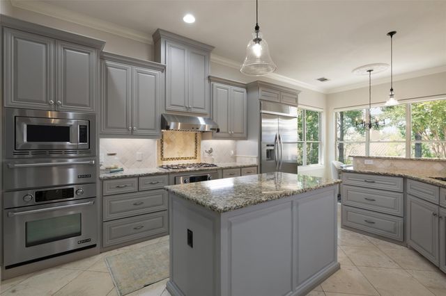 110 Golden Bear DR, Austin, TX 78738