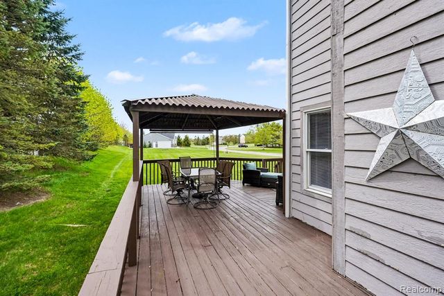 9270 Anacapa Bay Drive, Pinckney, MI 48169