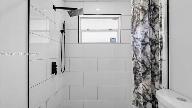 32 SW 9th St 2, Hallandale Beach, FL 33009