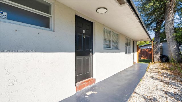 32 SW 9th St 2, Hallandale Beach, FL 33009