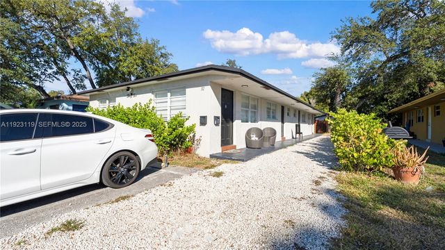 32 SW 9th St 2, Hallandale Beach, FL 33009