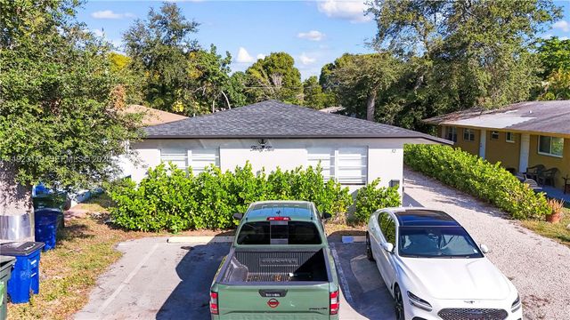 32 SW 9th St 2, Hallandale Beach, FL 33009