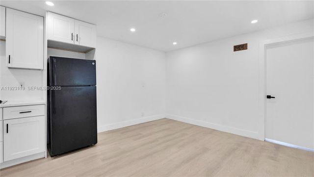 32 SW 9th St 2, Hallandale Beach, FL 33009