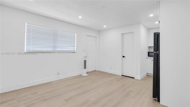 32 SW 9th St 2, Hallandale Beach, FL 33009