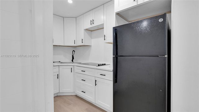 32 SW 9th St 2, Hallandale Beach, FL 33009