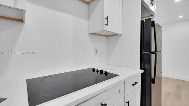 32 SW 9th St 2, Hallandale Beach, FL 33009