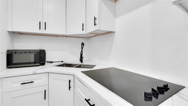 32 SW 9th St 2, Hallandale Beach, FL 33009