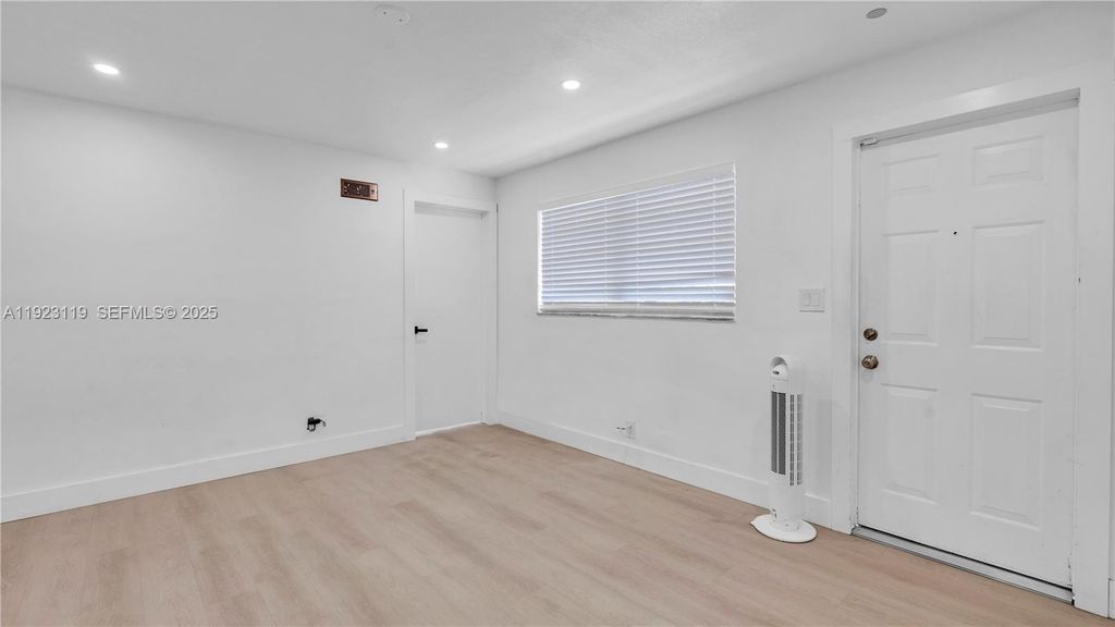 32 SW 9th St 2, Hallandale Beach, FL 33009