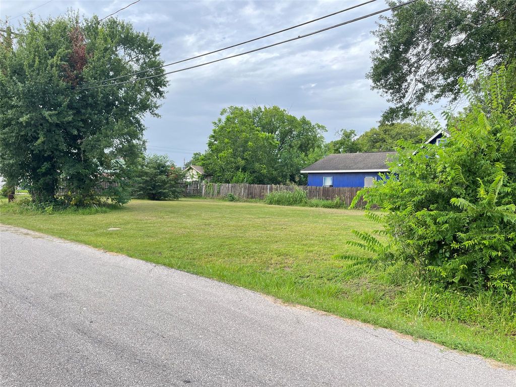 512 and 514 Travis Street, Richmond, TX 77469