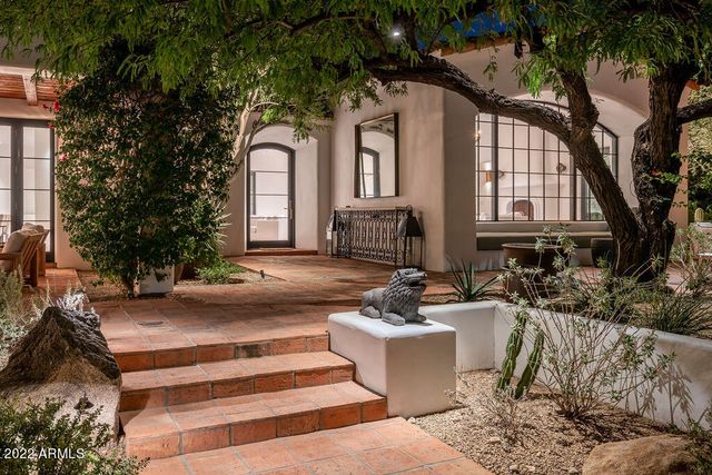 6723 N DESERT FAIRWAYS Drive, Paradise Valley, AZ 85253