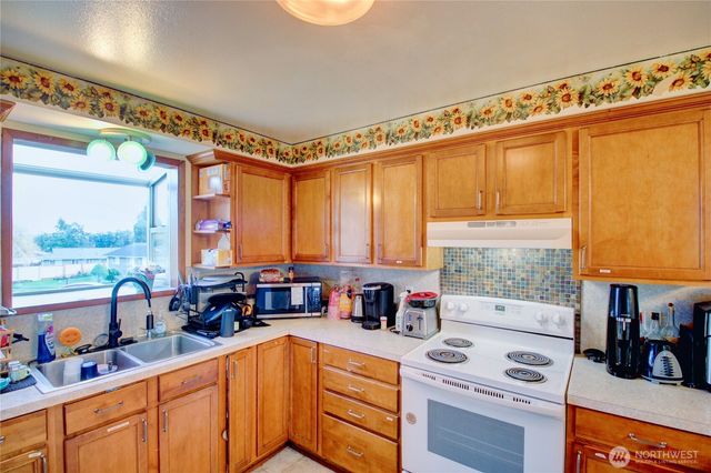 388 NW 11th Court, Oak Harbor, WA 98277